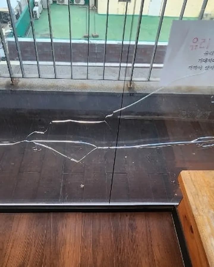 부산 전포동 상가 빌딩 통유리 시공 전