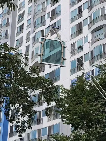 나무 사이로 줄에 매달려 올라가는 베란다 유리창