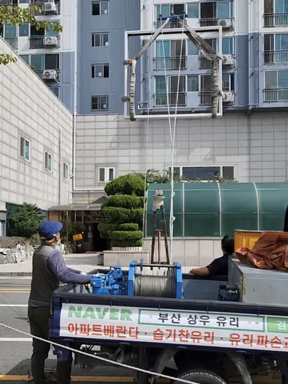 상우유리 트럭 짐칸의 유압윈치