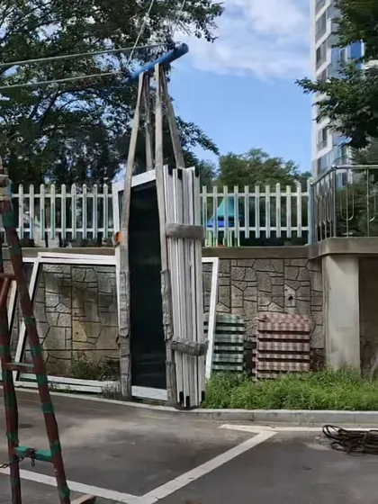 울타리 앞에 내려놓은 유리 샤시